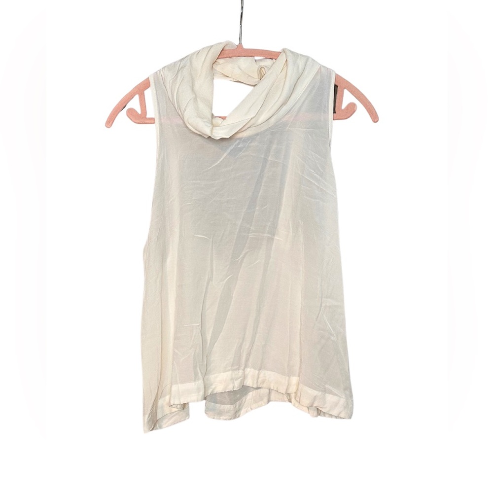 Free People. Ivory flowy tank top. Size S